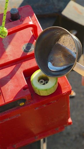 Rivivi la Tua Batteria Morta con un Trucco Geniale! 🔋✨ #shorts #hack