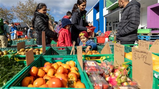 Cost of living draws hundreds to farmers' market