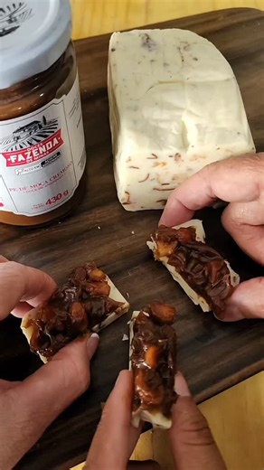 Empório Rusticus on Instagram: "Fala se essa dupla não é irresistível: requeijão em.barra com raspas e pé de moça de colher. Você já conhece? Já saboreou? Você encontra aqui, no Empório Rusticus. Venha conhecer! #emporiorusticus #pedemocacremoso #pedemocadecolher #requeijãocomraspas #requeijaoembarra"