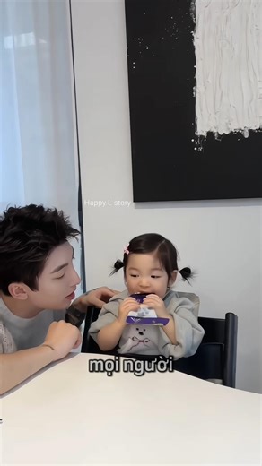 The handsome dad used milk powder to make chocolate for his child 🥰🥰🥰