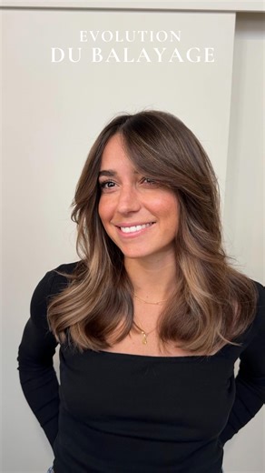Océane Avakian on Instagram: "Mon balayage en mai vs en octobre, sans gloss ni patine entre temps 🤓😎 En mai, j’ai réalisé le balayage de Thea, très léger car une base brunette. Les retours ont été mitigés et pour certaines ca ne se voyait pas assez, c’était trop léger. BUT, tout était calculé 😎 On ne travaille pas de la même manière sur une brunette que sur une blonde 🫠 5 mois après, le balayage a super bien vieilli, nous avons simplement fait un soin Tokio et elle n’a pas refait de patine 