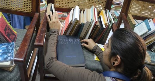 La UNEAC regala libros de su biblioteca y desata indignación entre escritores cubanos