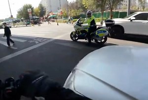 当着警察叔叔面追尾