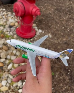 Daron Toy Airplane – Frontier Airlines – Die-Cast Metal Model Airplane Toy with Plastic Parts for Kids Ages 3+