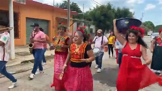 79K views · 1.2K reactions | Hoy ha amanecido la novia Hay fiesta de segundo día del casamiento Los músicos de la Banda tocan sones Una tras otra sé reparten cervezas, el padrino y la madrina se muestran espléndidos.❤️ Elisandro y Fernanda❤️❤️ | Fiesta Istmeña | Facebook