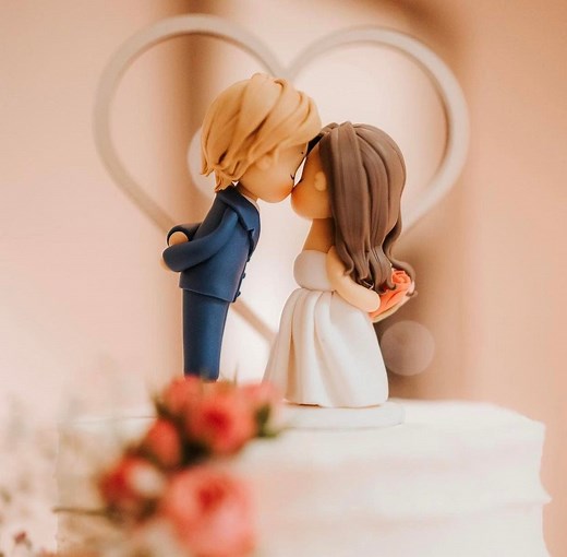 Kissing Bride & Groom Cake Topper: Handmade Porcelain Wedding Keepsake - Etsy