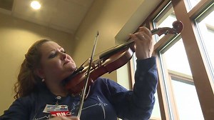 Nurse brings musical healing to patients through impromptu violin concerts