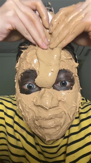 johali otero on Instagram: "My 'Santa-proof' natural makeup look 🎄✨"