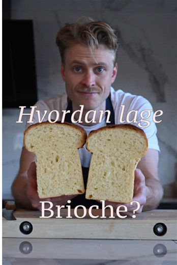 Brioche Finnes det et mer allsidig bakverk enn brioche? Like godt til paté og ost som til dessert. Hamburgerbrød, arme riddere eller klassisk brioche à tête. Brioche er en rik deig med egg, melk, sukker og smør. Nøkkelen ligger i glutenutvikling – og i å jobbe smøret gradvis inn i deigen, som en emulsjon. Her er grunnoppskriften jeg bruker. Ingredienser 1000 g hvetemel 370 g egg 260 g melk 10 g fersk gjær 166 g sukker 21 g salt 203 g mykt smør Fremgangsmåte Elt melk, egg, gjær og mel til glutene