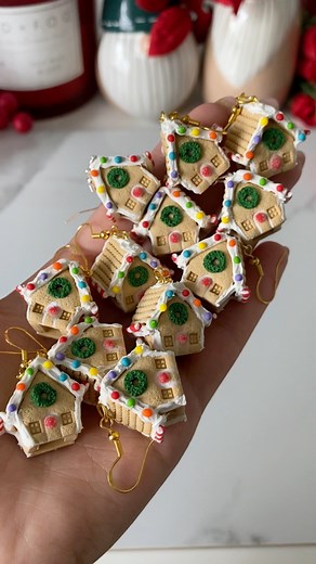 decorating gingerbread houses is already fun but tiny??? Even more fun 🤩😋🎄🎁🍬 | MannysMiniatures