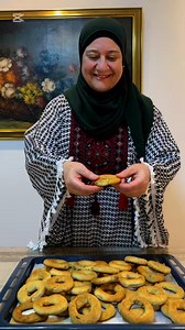 Recept på palestinska kakor med dadelfyllning (Ka'ak):Ingredienser:* 1 kopp vegetabilisk olja* 1 kopp smör * 3 koppar mannagryn* 3 koppar vetemjöl* Kryddblandning för kakor (dakka al-ka'ak)* Sesamfrön* 2 matskedar mjölkpulver* 1/2 liten kopp socker* 1 tesked jäst* 2 teskedar bakpulver* Vatten (efter behov)För dadelfyllningen:* Malda dadlar* Sesamfrön* Muskotnöt* Kanel* Vegetabilisk oljaTillagning:1. Blanda oljan och smöret i en kastrull och värm tills det kokar.2. Häll den heta oljan och smöret 