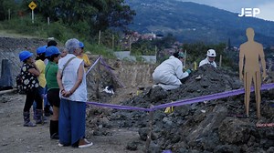 7.6K reactions · 3K shares | En lo más hondo de La Escombrera, tras retirar capas de escombros, la tierra comenzó a hablar. Los siete cuerpos de víctimas de desaparición forzada ubicados en La Escombrera dan la razón a las familias, que durante 20 años denunciaron los crímenes ocurridos en la Comuna 13 de Medellín. Conoce cómo ha sido la búsqueda en La Escombrera, en la Comuna 13 de Medellín, en el documental de la JEP ‘La tierra comenzó a hablar’. | JEP Colombia | Facebook