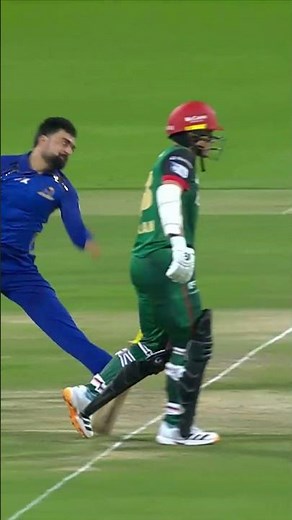 A little trickery? 😼 Pooran deliberately avoids the stumping! 💥🏏 #MIEvDV #DPWorldILT20 #M3Y1J