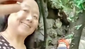 WATCH: A tourist has been called "cold-blooded" in an online backlash after taking a selfie with a woman lying unconscious in a ditch. The victim had reportedly fallen into a ditch in a nature park in Jiangsu province, China. Read more: https://tdy.sg/3Jz8Hho | TODAY