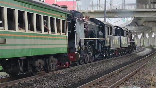 31K views · 837 reactions | ทวดวิ่งทดสอบ เตรียมไปนครปฐมวันฉัตรมงคลนี้ รถจักรไอน้ำญี่ปุ่นแปซิฟิค เจเอ็นอาร์ คลาส ซีเอ็กซ์50 ผ่านจุดตัดตลิ่งชัน | รถไฟ กับ นายเบิร์ด | Facebook