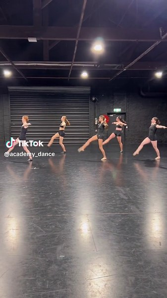Advanced Jazz Dance Techniques with Leg Combos