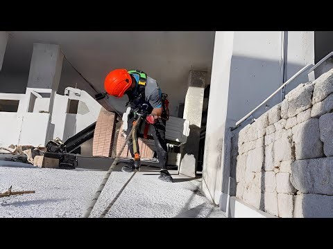 The process of installing air conditioner at high altitude on the 29th floor