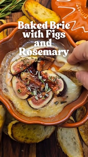 The ultimate holiday appetizer is HERE This Baked Brie with Figs and Rosemary is warm, gooey, and so elegant, yet takes less than 20 minutes to make! Perfect for Thanksgiving, Christmas, wine nights, or whenever you need something that looks fancy but is secretly so easy. Serve it with toasted bread or crackers and just watch how fast it disappears. Cozy, festive, and absolutely irresistible. 💌 Save this recipe for your next gathering & tag me if you try it! #bakedbrie #holidayappetizer #easyap