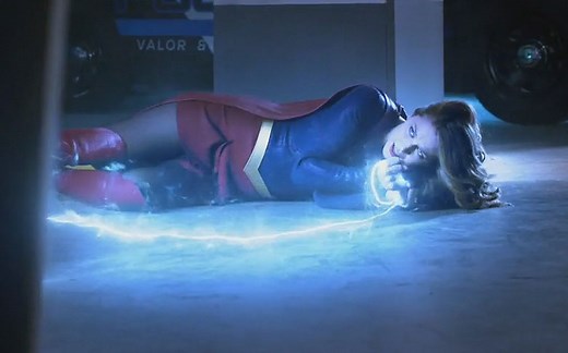 女超再次作战失败，双手給捆绑，被对手肆意欺负