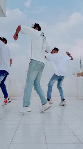 @ady_tutorial @amo_tutorial #MakeYourMoov #dance #dancetutorial #tutorial #learndance #nagadesangdholbaje #edutok #teammaa #hashtagmv #viral #garba