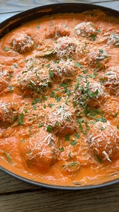For episode 5 of “Ita-LEAN” I’m serving up low carb gluten-free turkey meatballs in a NO-CREAM vodka sauce! Full recipe in COMMENTS | Ereka Vetrini