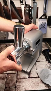 Multiwolf FW 500 @graef_elektrokleingeraete Kompakte Bauweise – passt in jede Küche 400 Watt Motor mit bis zu 2500 Watt Blockierleistung Digitale Funktionsanzeige Schutz gegen Überlastung Umfangreiches Zubehör #fleisch #fleischwolf #quality | Grill Ideen