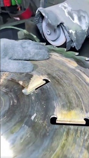 Sharpening a circular saw blade using a high-speed rotary grinding machine #shorts