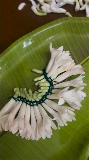 Arranging white flowers and tying them with a string #diy #handicrafts #decoration
