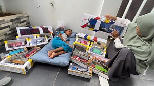 22K views · 274 reactions | Bapak misterius sakit tapi tetap jualan truk, mobil truk remote control, truk kontainer, truk sampah, truk molen | ZAFI YOSIP | Facebook