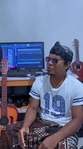 mengenang kembali lagu lama idi wado go sapu tangan nee guru kungu jao kalo dalam bahasa indonesia bilang antar pulang saya punya sapu tangan dengan cincin itu hari tu😄 Nara tana go sapu tangan sapu tangan tau tanda mata mali kau da bau nee nara bhai apa apa wado mai idi wado go sapu tangan jao nara tana go guru kungu guru kungu tau mu'e mumu mali kau da bau ngao punu pu'u dago wado mai idi wado go guru kungu jao kalau ks yg lain biar simpan teruss juga baik😂 #bukanjodoh@sorotan | Ferry Lado