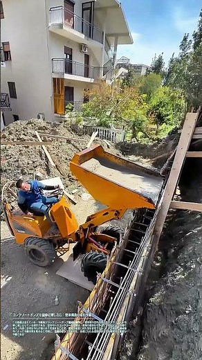 コンクリートポンプで型枠に流し込む：壁体構造の成形作業