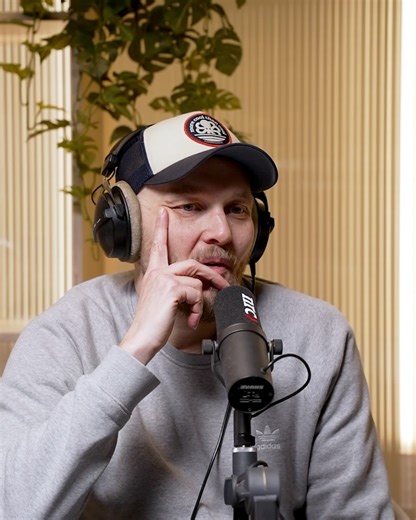 nrc.nl on Instagram: "Pieter van der Wielen ontvangt deze week televisiepresentator Arjen Lubach in de podcast Het Uur. Het nieuwe seizoen van ‘Lubach’ gaat bijna van start, terwijl de wereld in beweging is. „Dat is een opgave: doen we Iran een keer twintig minuten op een donderdag, of wekenlang elke dag vijf minuten?” Lubach vindt het een angstig idee dat zijn voorbeelden in de Verenigde Staten, zoals Jimmy Kimmel, met censuur te maken kregen. „Amerika voelt als ons voorland: dat wat er daar ge