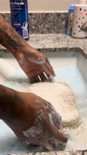 Rubysudds on Instagram: "#asmr #clean #suds #spongesqueezing"