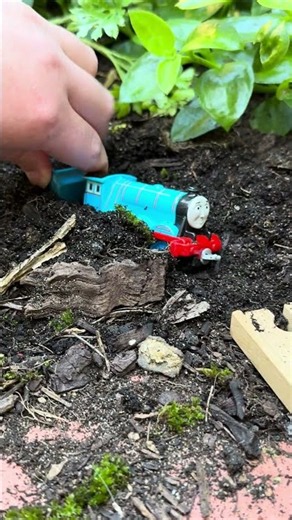 Gordon crashes into the dirt AGAIN!!! #thomasandfriends #accidentshappen