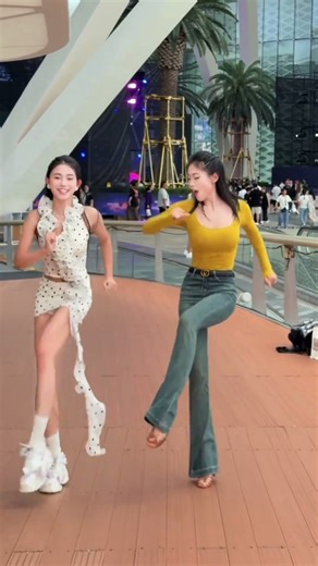 A beautiful lady #Charleston dance #dance #sisters #twins 带大家认识一个美丽的小姐姐