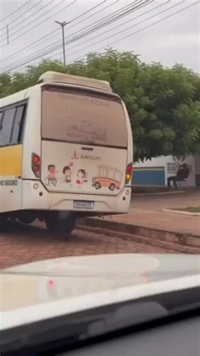 Band Maranhão on Instagram: "🚨 DENÚNCIA GRAVE 🚨 A Empresa Pinheiro Construção utilizou ônibus escolar do transporte público de Buriticupu para transportar trabalhadores, conforme mostra o vídeo. ⚠️ O uso de veículo destinado ao transporte de estudantes para finalidade diversa é irregular e ilegal, podendo configurar: 📌 Desvio de finalidade de bem público 📌 Improbidade administrativa 📌 Responsabilização civil, administrativa e penal dos envolvidos 🚸 Ônibus escolar é para alunos, garantindo