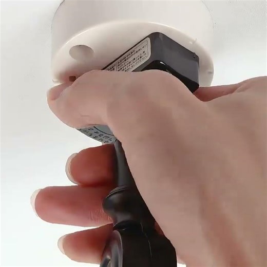 机が狭い…を5秒で解決！天井に付ける省スペース照明が凄すぎた💡【賃貸OK】