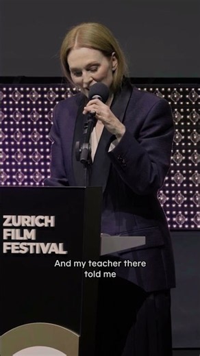 Julianne Moore accepting her Golden Icon Award with a speech in German 🌟