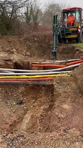 The team hard at work to fix the burst water main that caused flooding this morning Updates 👉 https://trib.al/nARnUnQ | Basingstoke Gazette