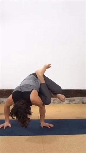 Matt Giordano • Yoga & Anatomy Teacher Trainer on Instagram: "Revolved Flying Half Lotus = Half Lotus + Side Crow. woooof. I do love this pose to be honest, but it’s not a quick adventure unless you already have half lotus and side crow in your practice. Last months online courses we spent 10 classes working on the skills of Hip Open and Arm Balances so we can access postures like this. Next months classes will be a well rounded experience, focusing on a wider array of postures and skills, and a