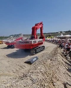 She's alive :) The big Poclain 1000 running at the Engins passion event in France this weekend. | Danish Construction Channel