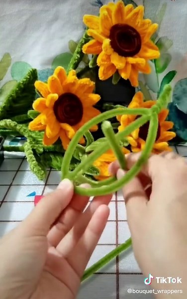 DIY Fuzzy Wire Sunflower Bouquet Tutorial