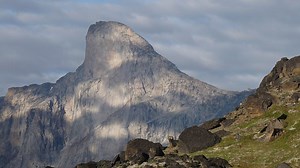 Así es el Monte Thor, la escalofriante pared rocosa vertical más alta del mundo donde está prohibido saltar