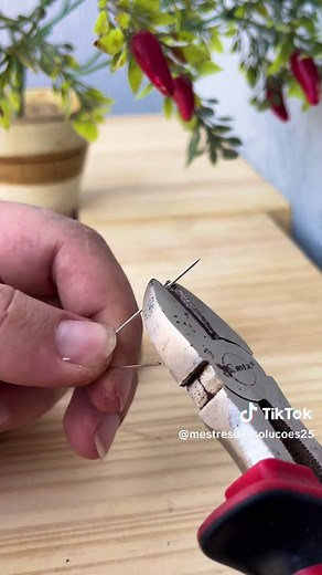 Nunca mais precise chamar chaveiro com esse truque #AmericanDIY #truque #cadeado #simples #rápido