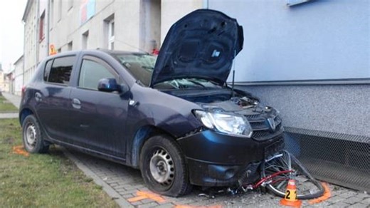 Děsivý moment: auto vletělo na chodník, smetlo muže s kolem
