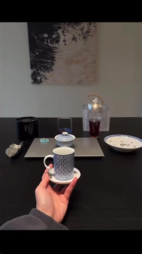 1000年前の月光を、この磁器に閉じ込めて。 香りが消えた後、一生ものの茶器になる。 #大拙 #景徳鎮 #磁器 #アロマキャンドル #丁寧な暮らし