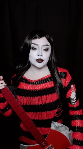 marceline the vampire queen 🧛🏻‍♀️🎸🖤 #marceline #adventuretime #cosplay #halloween #costumeidea