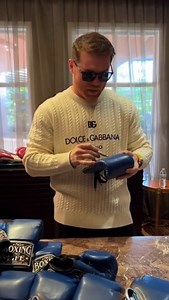 ¡Mucha tranquilidad del ‘Canelo’! 🙌🏻 Saúl Álvarez está listo para la conferencia de prensa de la pelea contra Jaime Munguía. El tapatío se dio tiempo para firmar unos guantes y mostrarse tranquilo antes de las declaraciones.👊🏻 📅 Esta tarde 🕐 3:00 PM 📱 Plataformas digitales de TV Azteca Deportes | Box Azteca