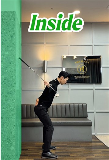 💊 Lesson Summary 💊 Practice this at home to reduce over the top. Hold the club upside down and touch the wall with the grip end during the downswing. This drill naturally creates a shallowing motion and makes an inside swing much easier. ⸻ 엎어치는 동작을 줄이고 싶다면 집에서 이 연습을 해 보세요. 클럽을 거꾸로 잡고 다운스윙 시 그립 끝이 벽을 터치하게 만들어 주면 샬로잉 동작과 인사이드 스윙이 훨씬 쉬워집니다. ⸻ 如果想减少外挥下杆， 可以在家里练习这个动作。 将球杆倒着握，下杆时让握把尾端触碰墙面。 这个练习能自然形成浅入杆角度， 让内挥轨道更容易实现。 ⸻ オーバーザトップを減らしたいなら、 家でこの練習をしてみてください。 クラブを逆さに持ち、 ダウンスイングでグリップエンドを壁に当てます。 これだけでシャローイン