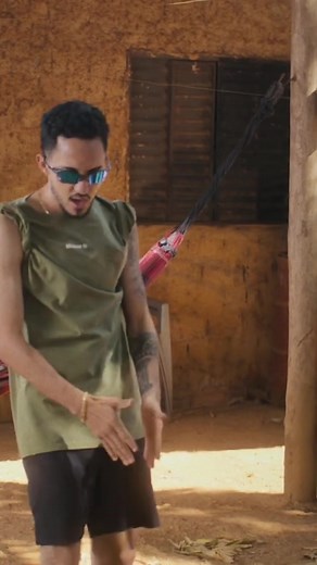 Só preciso de um dinheiro para comprar um mé, o leite das crianças e o modes da mulher - Clipe oficial 'Só fé' no YouTube